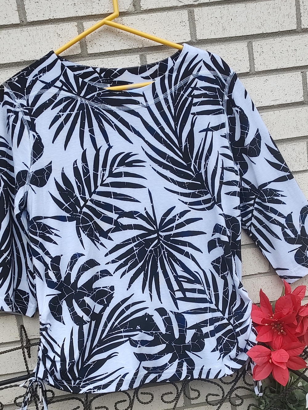 Links/ Black& White Top - Picture 3 of 10